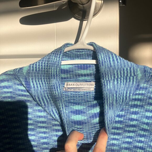 Urban Outfitters Blue Patterned Turtleneck - Picture 2 of 4